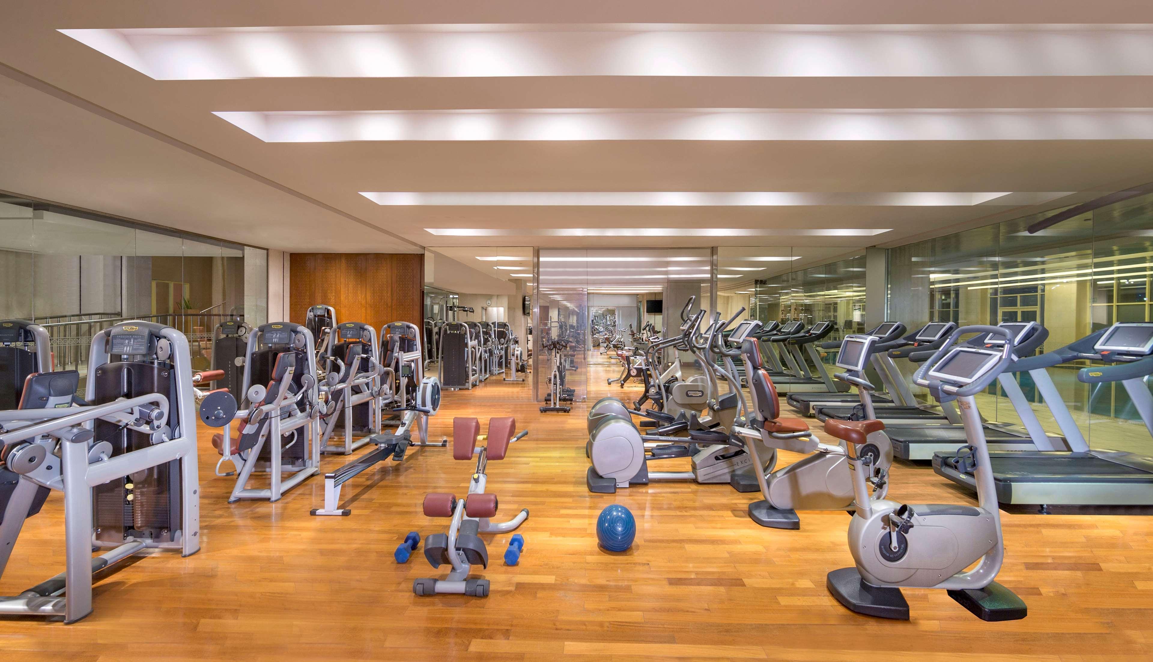 Grand Hyatt Doha Hotel & Villas Экстерьер фото The gym at the Westin