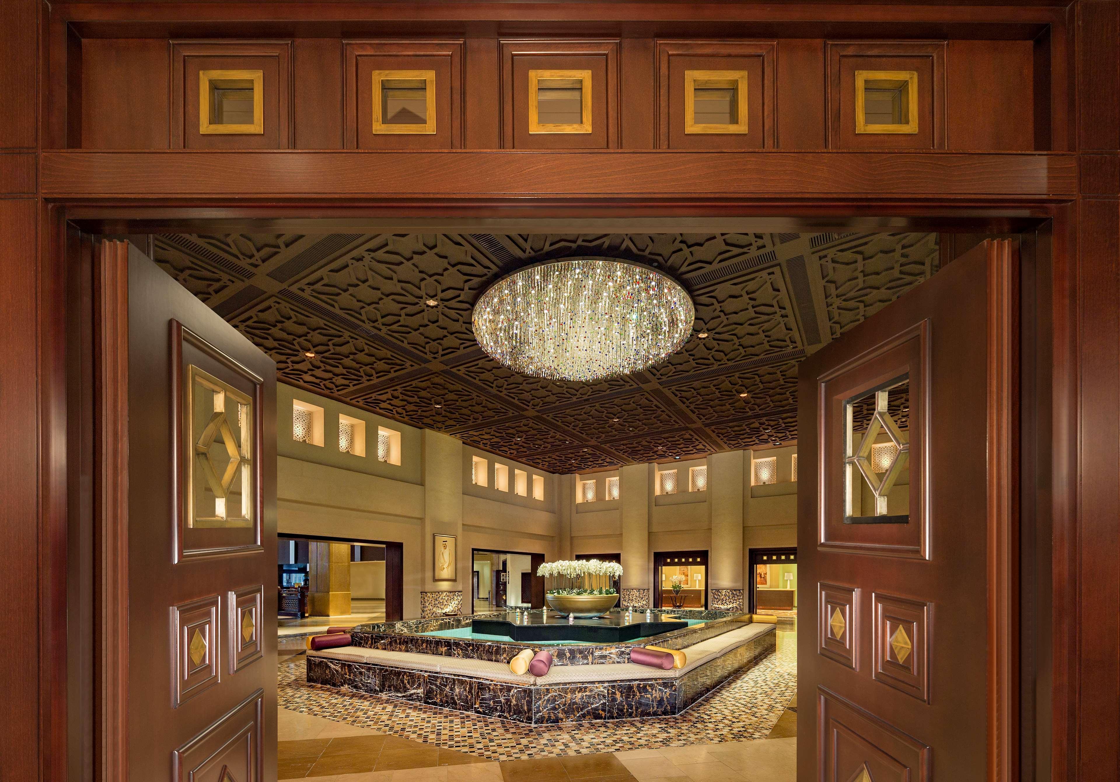 Grand Hyatt Doha Hotel & Villas Экстерьер фото The lobby of the Emirates Palace
