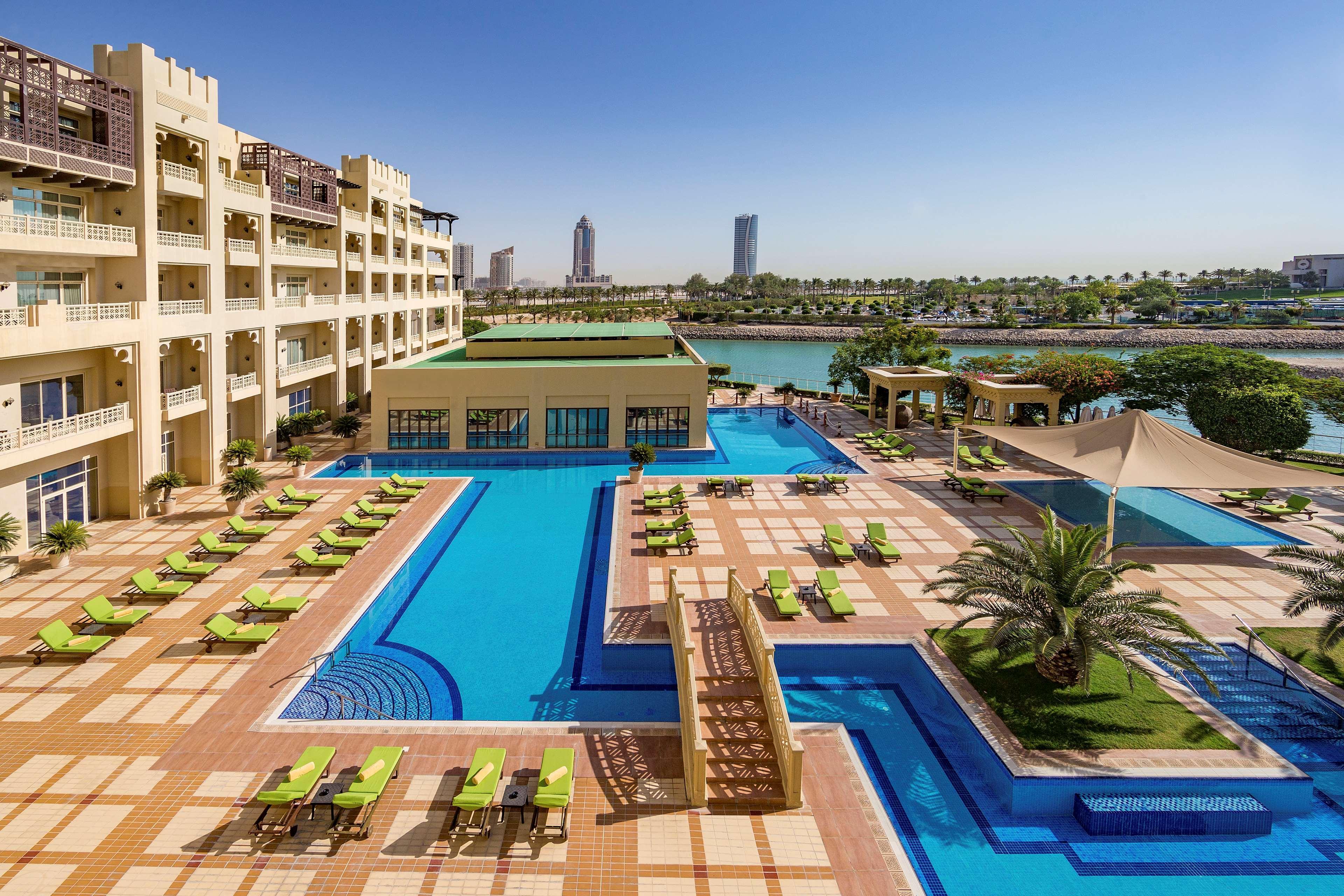 Grand Hyatt Doha Hotel & Villas Экстерьер фото The swimming pool at the Jumeirah Lakes Towers