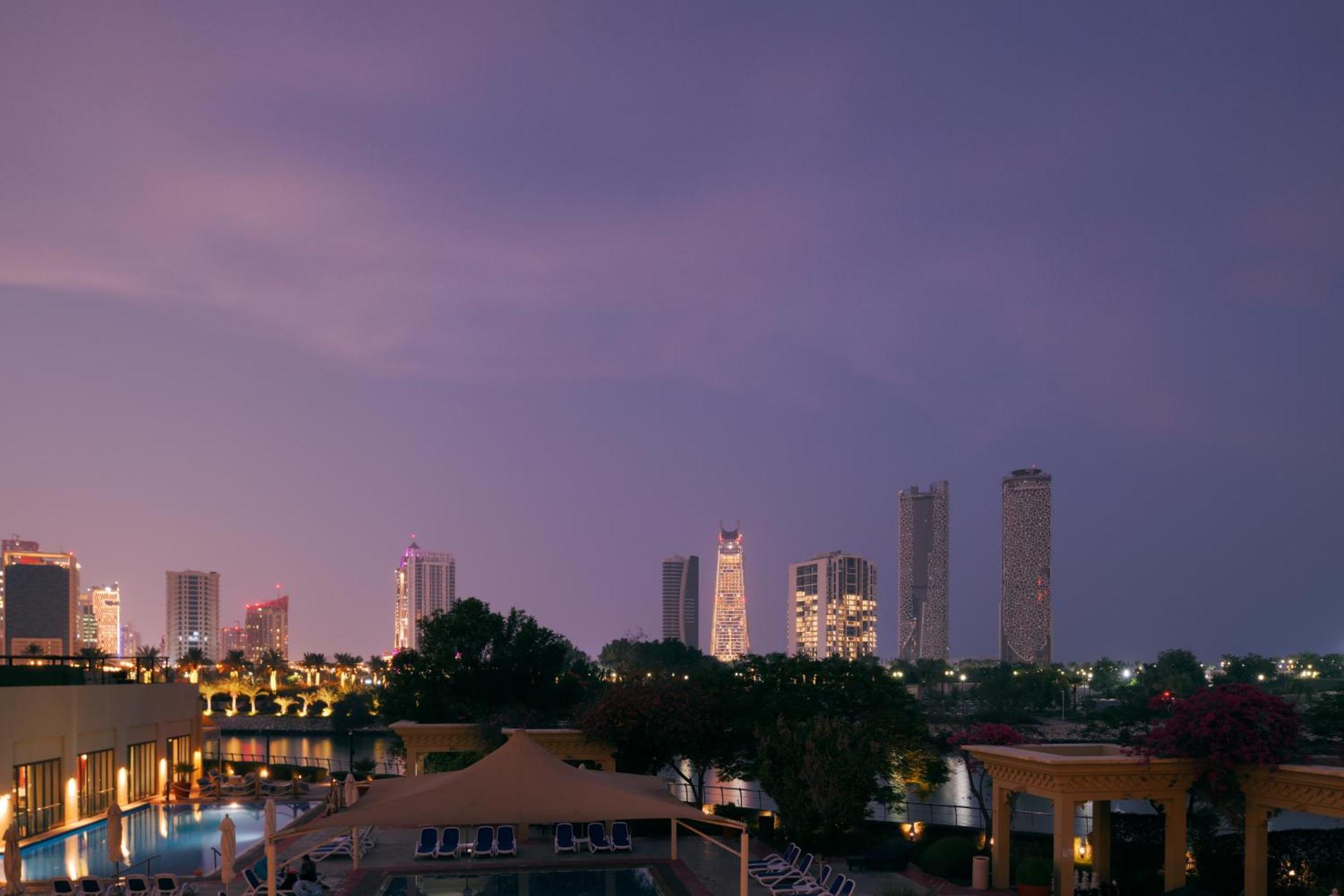 Grand Hyatt Doha Hotel & Villas Экстерьер фото View of the city at night
